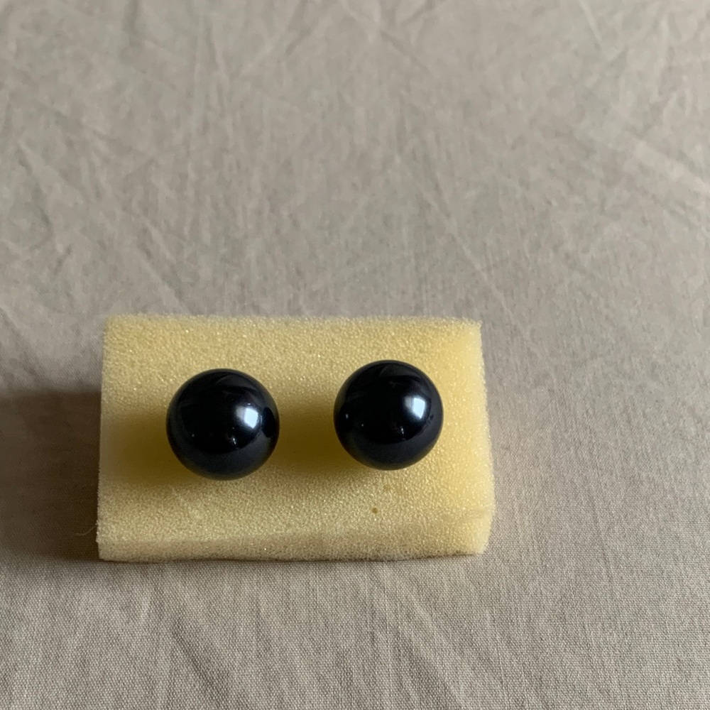 Elegant Black Pearl Stud Earrings Brand new without tags